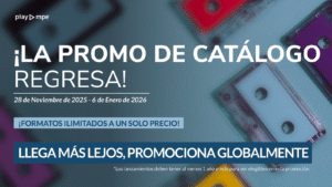 Gráfico promocional de Play MPE. El fondo muestra cassettes de colores con un filtro azul oscuro. El texto principal en español dice: '¡LA PROMO DE CATÁLOGO REGRESA! 28 de Noviembre de 2025 - 6 de Enero de 2026'. Una barra azul claro indica: '¡FORMATOS ILIMITADOS A UN SOLO PRECIO!'. Y una barra azul oscuro enfatiza: 'LLEGA MÁS LEJOS, PROMOCIONA GLOBALMENTE'. Nota al pie: 'Los lanzamientos deben tener al menos 1 año o más para ser elegibles en esta promoción