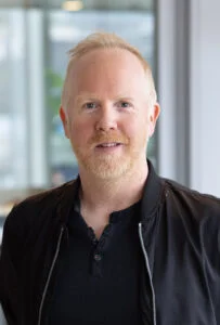 Adam Tumilson Gerente de Relaciones con Radio y Medios Vancouver, BC